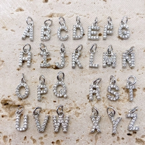 Set di 26 mini ciondoli alfabetici in argento con cristalli di zirconia cubica