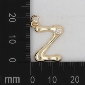 Detailansicht eines goldenen Z-Buchstabenanhängers mit kleinem Diamanten, Größe ca. 15mm