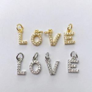 Mini ciondoli lettere LOVE in micro-pave oro e argento con dettagli in zircone