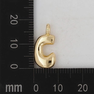 Nahaufnahme des goldenen Buchstaben-C-Anhängers mit Maßskala für DIY-Halskettenzubehör