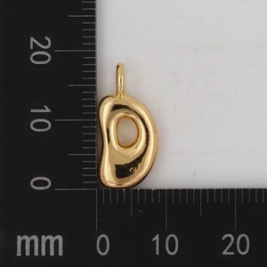 Größenreferenz des goldenen 18K Kupferanhängers mit einer Höhe von 18mm im Detail