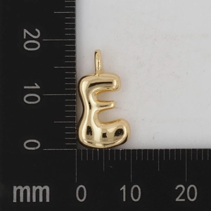 Makroansicht des 18K Goldbuchstaben-E-Anhängers mit Maßen auf einer Millimeterskala
