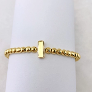 Detailansicht eines 18k vergoldeten Perlenarmbands mit glatter Metallplatte