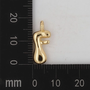 Makroansicht des 15mm goldfarbenen Buchstabe-F-Anhängers mit Maßstab zur Größenbestimmung