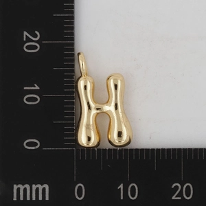 Detailansicht von 18K Gold Bubble Buchstabe H Anhänger mit Maßen auf einer Skala