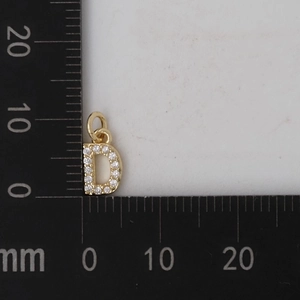 Dettaglio dimensioni del ciondolo lettera D dorata con zirconi incastonati, altezza 10 mm