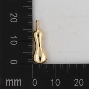 Makrofoto von 18K Gold-Erdnussanhänger neben einem Lineal zur Anzeige der Größe in mm
