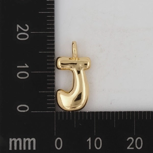 Makroaufnahme der Maße des 18K Goldbuchstaben J Anhängers mit poliertem Finish
