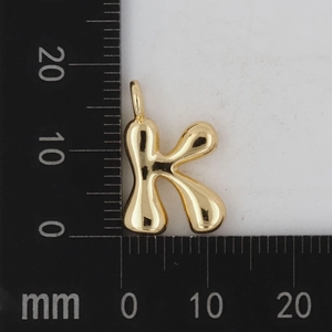 Makroaufnahme des goldenen K-Anhängers mit Maßstab zur Anzeige der Höhe von 15 mm