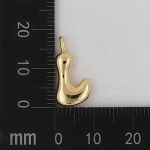 Detailansicht des goldenen L-Anhängers mit 15 mm Größenmessung auf einem Millimetermaß