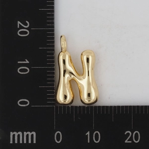 Detailansicht des 18K Gold Bubble Buchstaben N Anhängers mit Größenskala in 15mm Höhe
