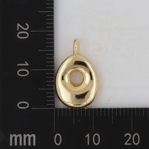 Detailansicht der Größe eines 18K Goldanhängers bei 15mm x 12mm auf einer Skala