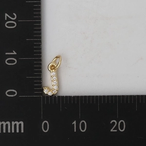 Dettaglio macro del ciondolo lettera J dorata con zirconi che mostra le misure precise