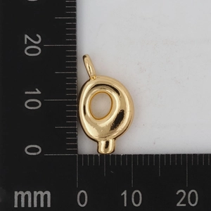 Makro-Detail des vergoldeten 18K Kupferanhängers Buchstabe Q mit Größenmessungen