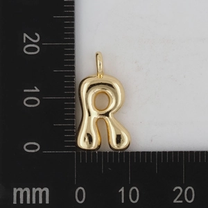 Detaillierte Messung eines goldenen Buchstaben R Anhängers mit 18K Spiegelpolierung