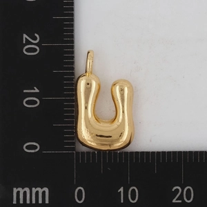 Detaillierte Messung des goldenen 18K Kupferbuchstabe U Anhängers mit Größenangabe in mm