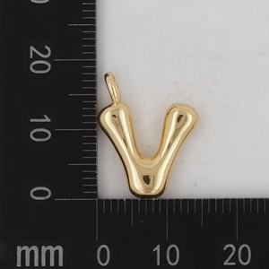 Detailansicht goldener Buchstaben-V-Anhänger, 15mm groß, auf Lineal für DIY-Schmuck