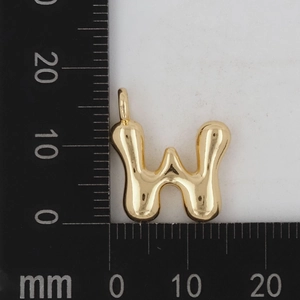 Messung des goldenen Buchstaben-W-Anhängers mit einer Größe von etwa 15 mm mal 17 mm