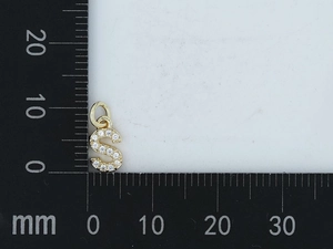 Pendaglio lettera S in oro con zirconi mostrato con scala per misura precisa delle dimensioni