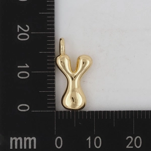 Detailansicht des goldenen Buchstaben-Y-Anhängers mit Maßen 15mm x 10mm auf Skala