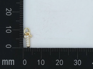 Macro di pendente a croce in oro e zirconi 12mm con scala millimetrata per dimensioni