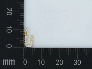 Vista macro del mini ciondolo lettera U in oro e zirconi da 10mm con scala di misura