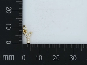 Vista dettagliata di un ciondolo a forma di Y dorato da 10 mm con zirconi su scala