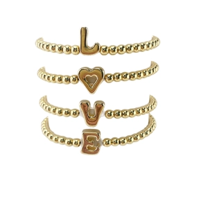 Vierteiliges 18k vergoldetes Perlenring-Set mit LOVE-Buchstaben und Herz-Anhänger