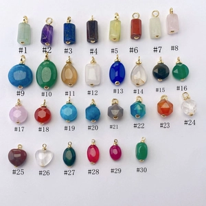 Assortiment natuurstenen hangers in verschillende vormen met gouden metalen haken voor sieraden