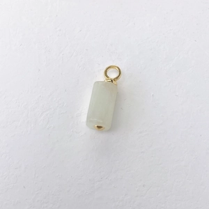 Detailweergave van lichtgroene natuurstenen cilinder hanger met gouden metalen sluiting