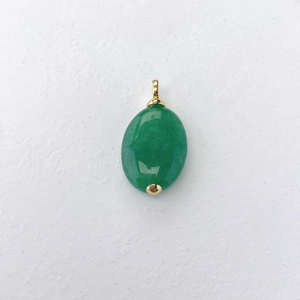 Detail van ovale groene aventurijn hanger met gouden zetting voor het maken van sieraden