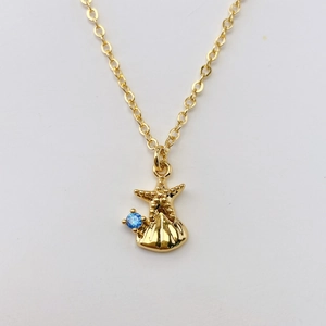 Dettaglio della collana con pendente a conchiglia e stella marina dorata con gemma blu