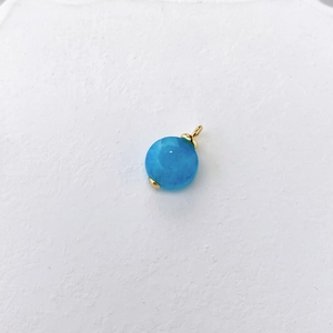 Macro-opname van gefacetteerde blauwe chalcedoon hanger met 18K vergulde lus
