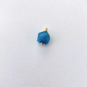 Detailweergave van de gefacetteerde blauwe natuursteen hanger met gouden metalen clip