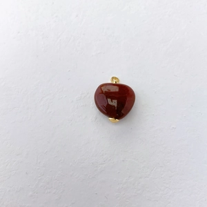 Gepolijste hartvormige rode jaspis edelsteen hanger met een gouden metalen sluiting oog