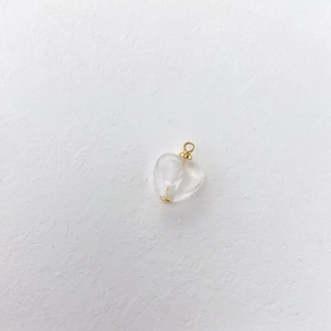 Macro-opname van een heldere hartvormige kristallen hanger met gepolijste gouden metalen oog
