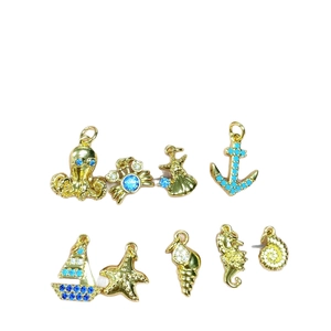 Set di ciondoli marini dorati con stella marina e cavalluccio marino con cristalli blu