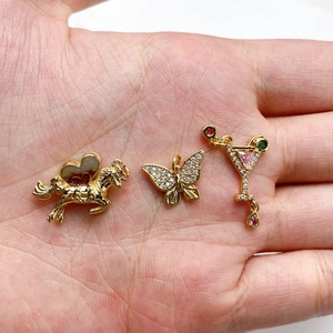 Colgante vintage británico de unicornio y mariposa con piedras preciosas de colores
