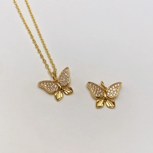 Collar de mariposa dorada con circonitas microengastadas en alas caladas de lujo