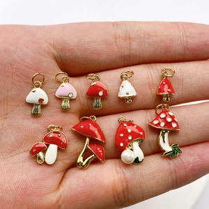 Neunteiliges Set süßer roter Cartoon-Pilzanhänger für DIY-Schmuck und Halsketten