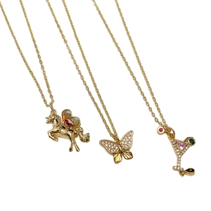 Collares con colgantes dorados de unicornio mariposa y cóctel con circonitas de colores