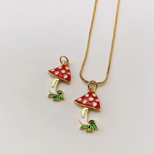 Nahaufnahme der roten Pilz-Anhänger Halskette und Extra-Charm mit goldener Kette