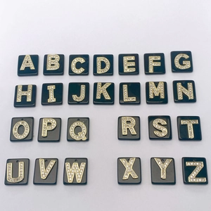 Goldenes Alphabet Anhänger Set mit weißen Strasssteinen A bis N für DIY Halsketten