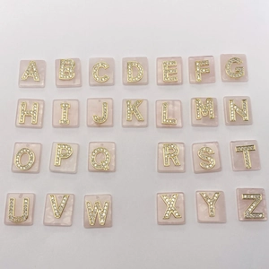DIY Goldbuchstaben A-Z Anhänger mit glitzernden Kristallen auf rosa Harzsockeln