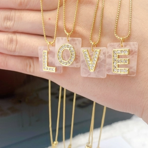 Halskette mit rosa Kristallanhänger und Goldbuchstaben LOVE mit Zirkon-Inlay