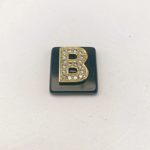 Nahaufnahme von Buchstabe B Anhänger mit schwarzem Achat und goldenen Kristallen