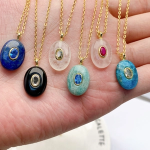 Lot de six colliers avec pendentifs en pierre naturelle ovale et chaînes dorées colorées