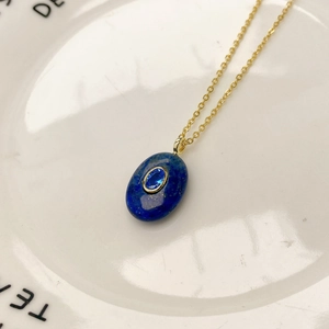 Collier minimaliste en or avec pierre de lapis-lazuli et pendentif ovale bleu gemme