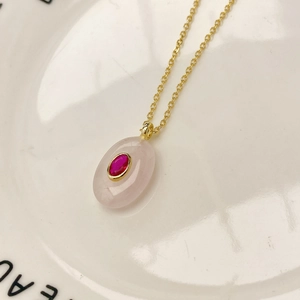 Collier élégant en or avec pendentif ovale en quartz rose et pierre de zircon rouge