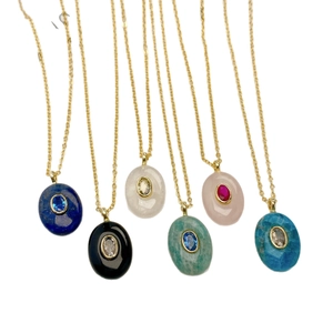 Ensemble de colliers en pierres naturelles ovales avec chaînes dorées et zircon coloré